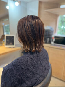 白髪を隠すよりなじませる今っぽカラー